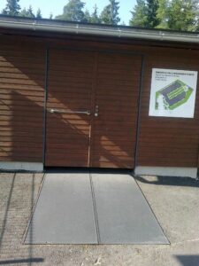 Emeritus talot, Vantaa, Sulalaatta tasoelementit ovien edessä