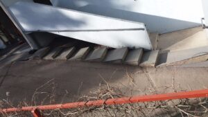 Sulalaatat pienissä ulkoportaissa