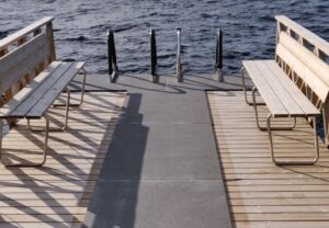 Sulalaatoilla laiturille lumeton väylä ja pitävä alusta myös märällä