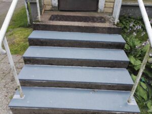 Sulalaatta sulanapito lämpöelementit rintamamiestalon ulkoportaissa, kotitalous