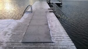 Sulalaatta sulanapito tasoelementit uimalaiturilla, talvikuva